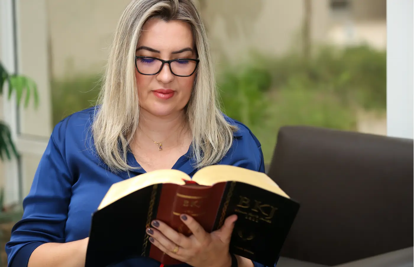 Pra. Gisele lendo a Bíblia