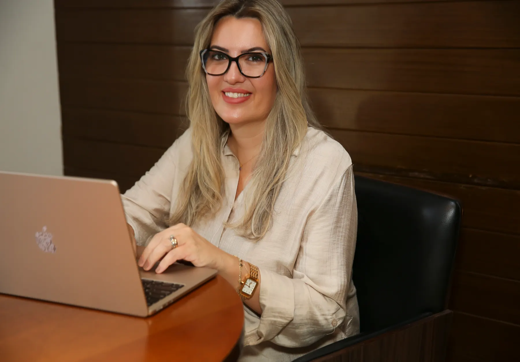 Pra. Gisele Oliveira em atendimento on-line