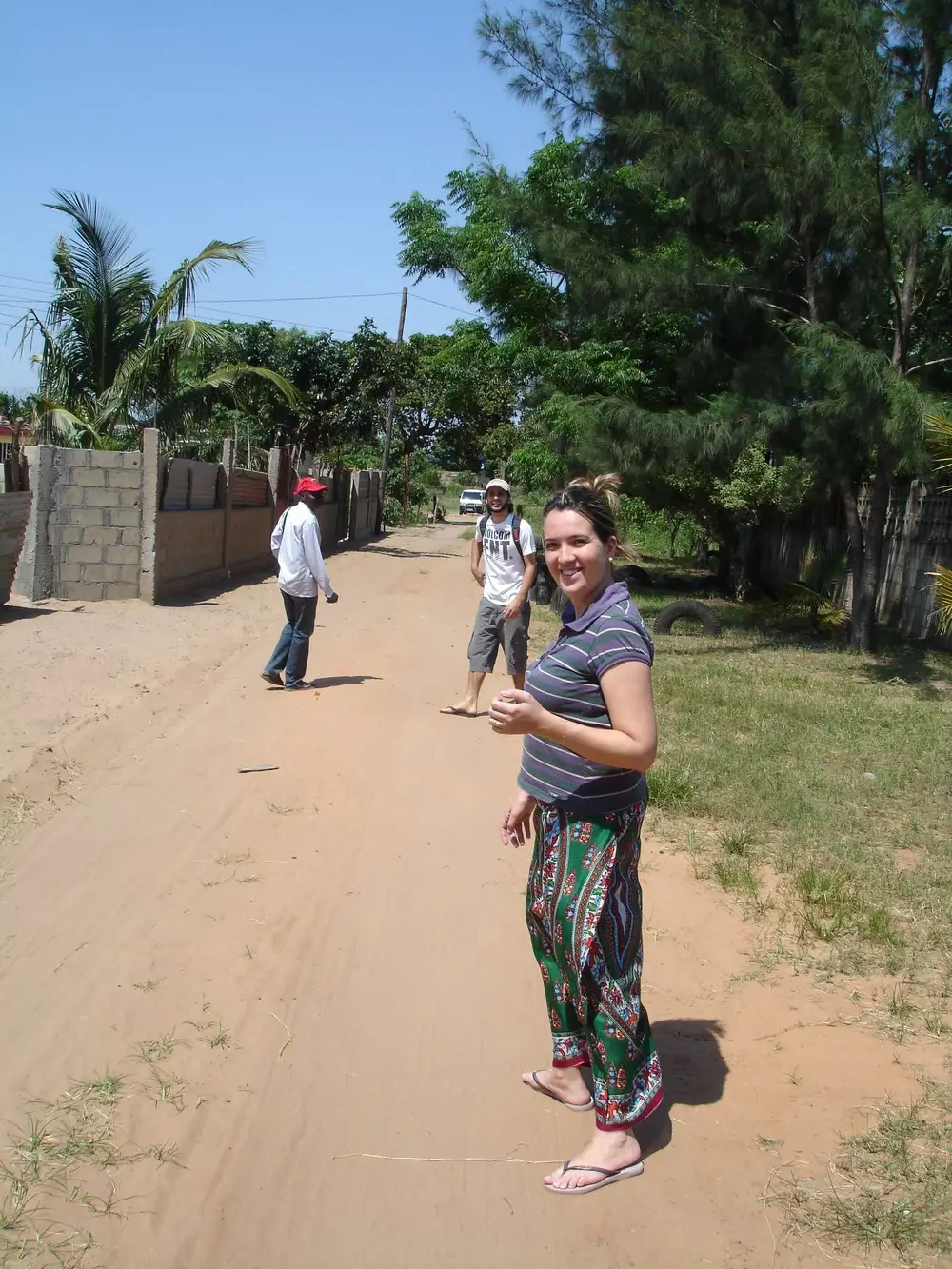 Caminhada por uma rua de terra durante uma ação missionária