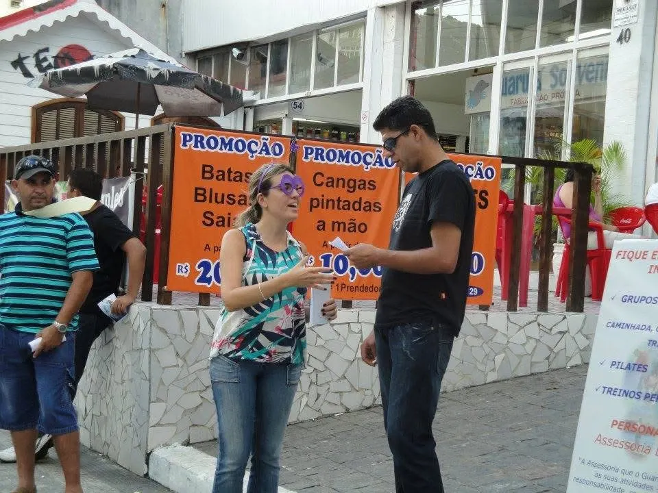 Evangelismo de rua durante ação em área comercial