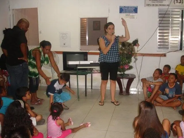 Atividade com crianças em centro comunitário