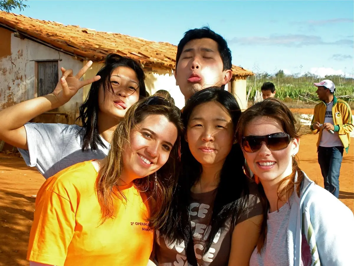 Equipe missionária reunida durante uma ação de campo