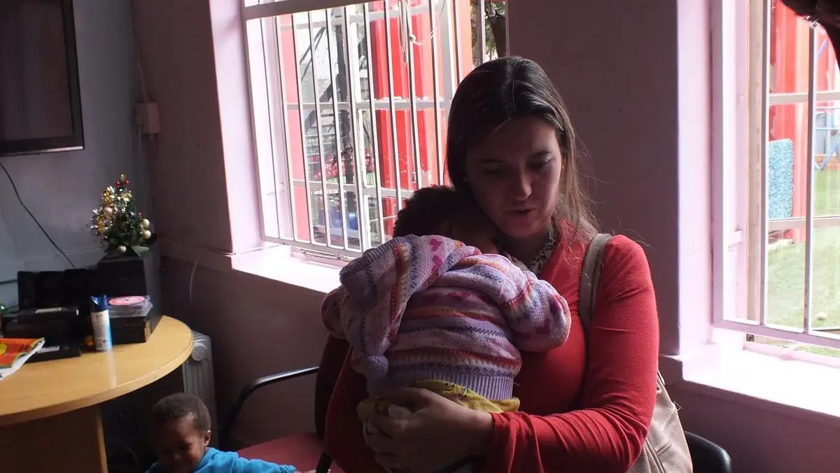 Atendimento a uma mãe com criança durante visita