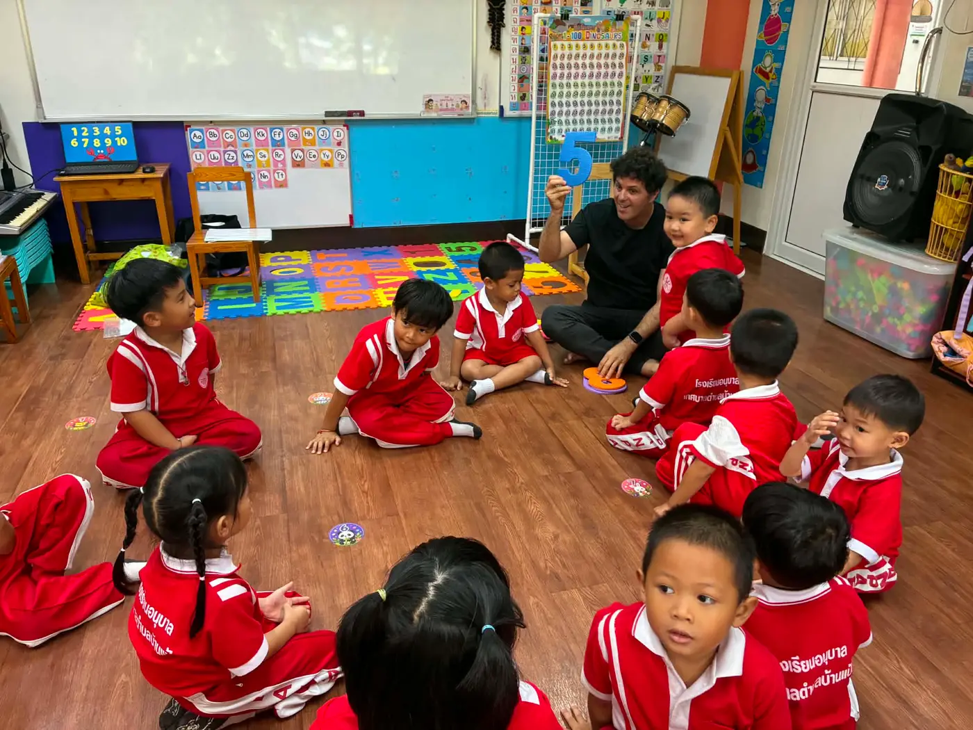 Roda de crianças uniformizadas durante uma aula no Learning Center